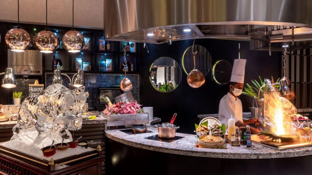 Buffet Dinner at Mundo - Saturday to Sunday For 1