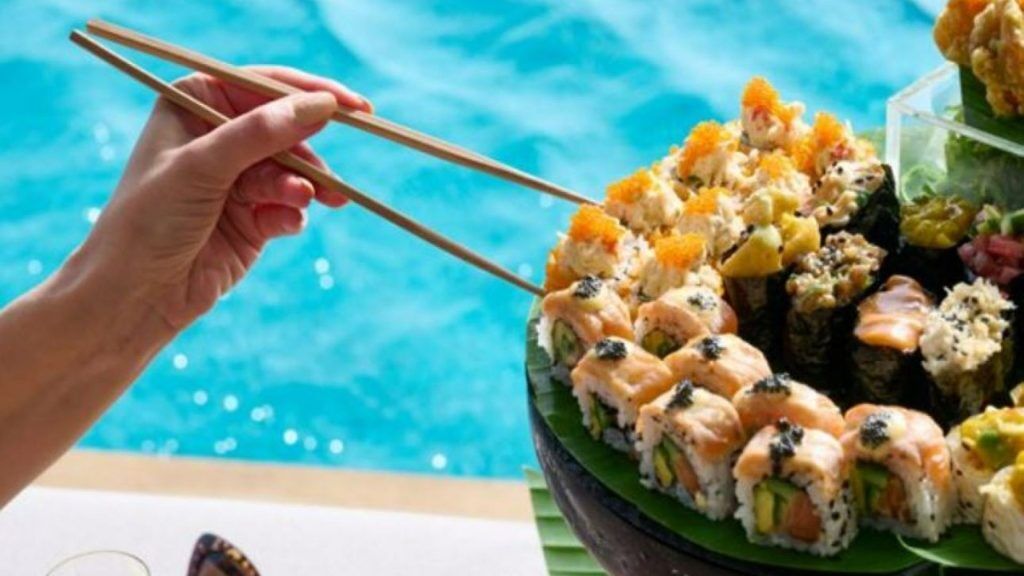 Aura Skypool Dubai | Friday Night Brunch in the Lounge - 3 hours of free-flowing drinks and a set sharing menu For 1